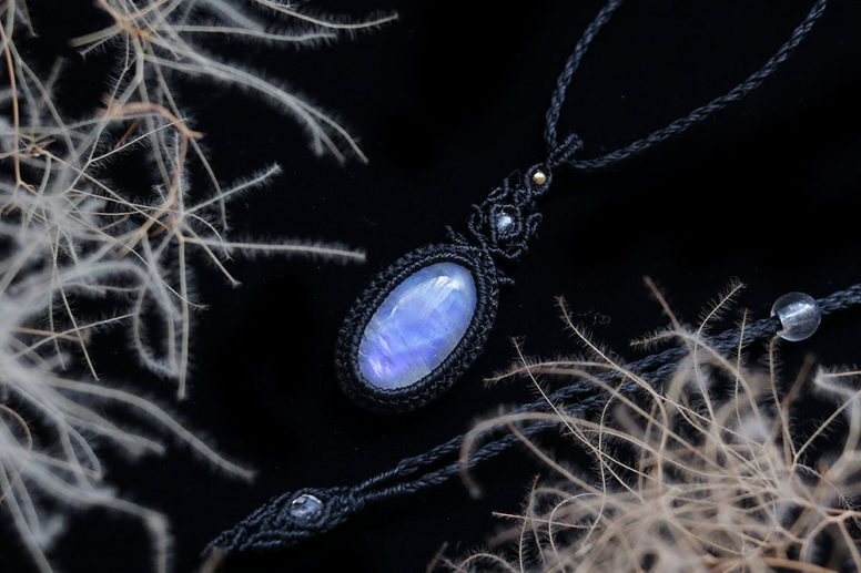 レインボームーンストーン天然石マクラメネックレスmac430