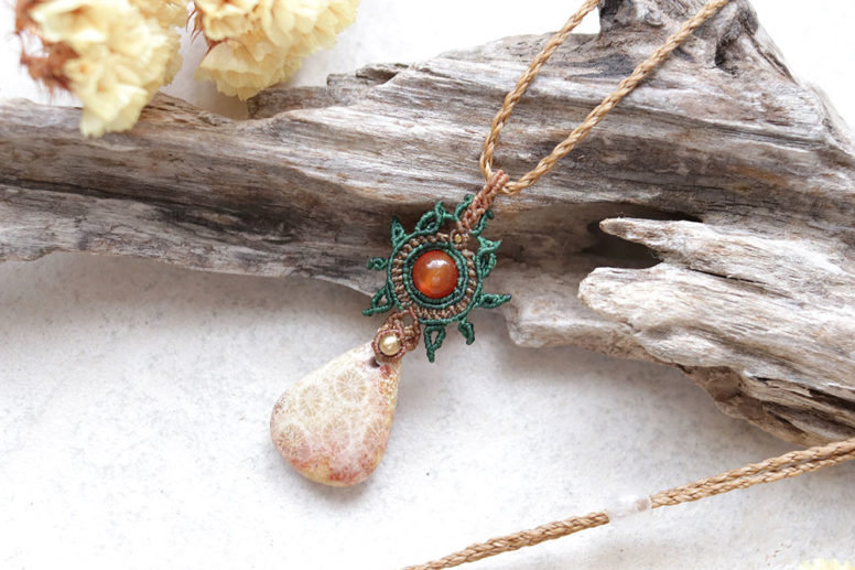 フォッシルコーラルとカーネリアンマクラメネックレスmac434エスニックエキゾチックアレルギーフリーのアクセサリー